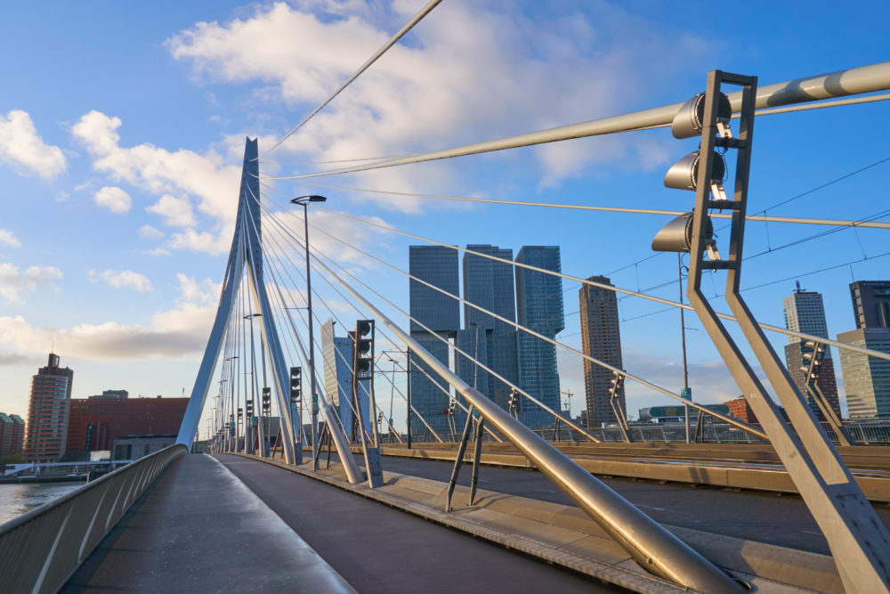 オランダのロッテルダムにあるエラスムス橋の上